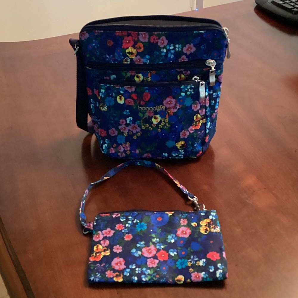 Baggallini Legacy Pocket Crossbody with RFID